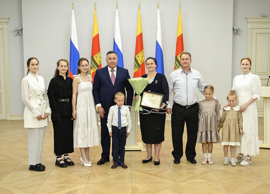 Игорь Руденя поздравил с днём рождения мать-героиню из Тверской области Валентину Мартынову