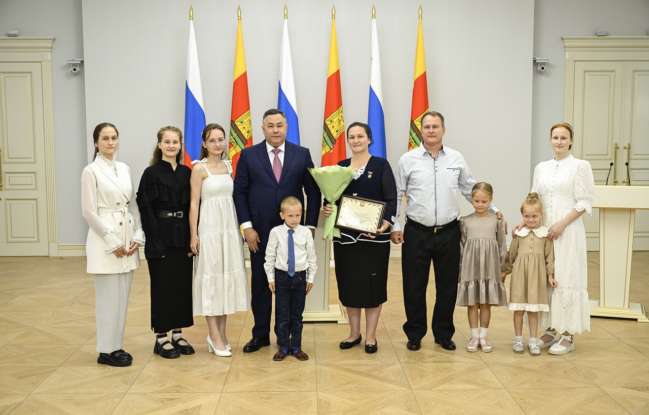 Игорь Руденя поздравил с днём рождения мать-героиню из Тверской области Валентину Мартынову Игорь Руденя поздравил с днём рождения мать-героиню из Тверской области Валентину Мартынову