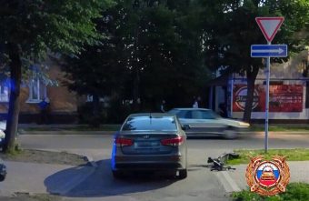 В Тверской области несовершеннолетние самокатчики разбились о машину В Тверской области несовершеннолетние самокатчики разбились о машину