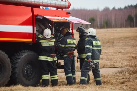 Жители поселка в Тверской области поблагодарили пожарных, не позволивших распространиться огню