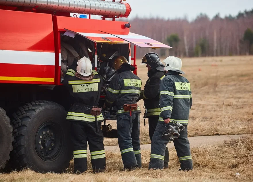 Жители поселка в Тверской области поблагодарили пожарных, не позволивших распространиться огню