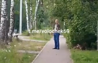 В Тверской области странный мужчина разгуливал по улице с топором