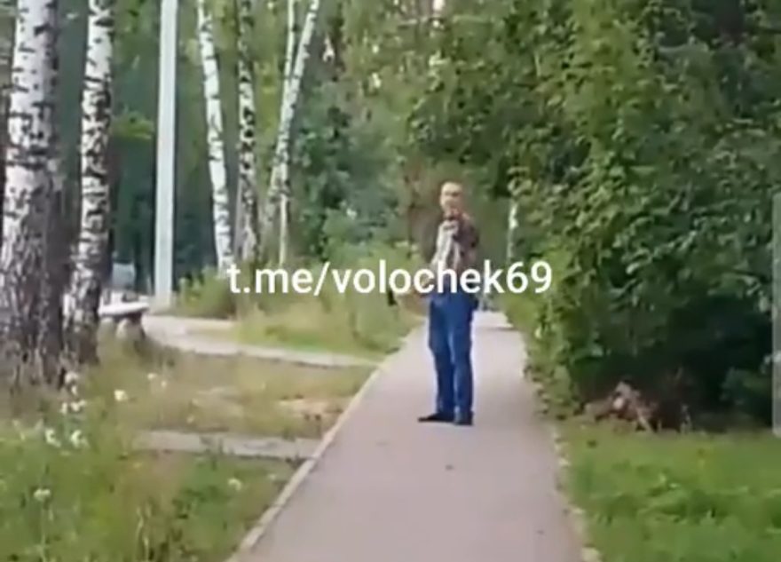 В Тверской области странный мужчина разгуливал по улице с топором В Тверской области странный мужчина разгуливал по улице с топором