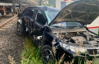 В Тверской области легковушка не успела проехать перед поездом Легковушка перед поездом