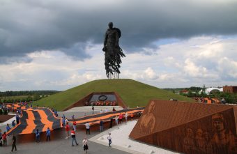 300-метровую георгиевскую ленту развернули в Тверской области 300-метровую георгиевскую ленту развернули в Тверской области