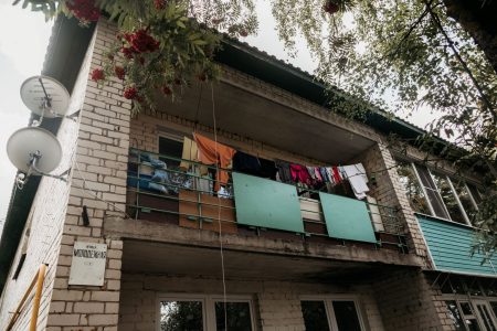 Загорающим на балконе жителям Тверской области грозит штраф и арест загорающим
