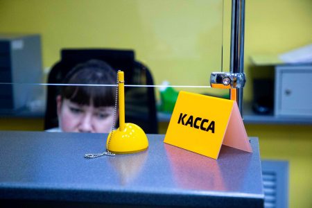 Россияне жалуются на длительные блокировки денег на картах денег