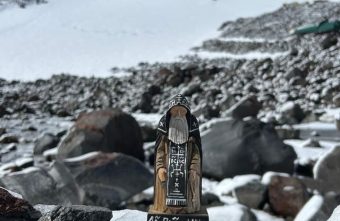 Паломник из Тверской области идет на Эльбрус и несет с собой Нила Столобенского паломник