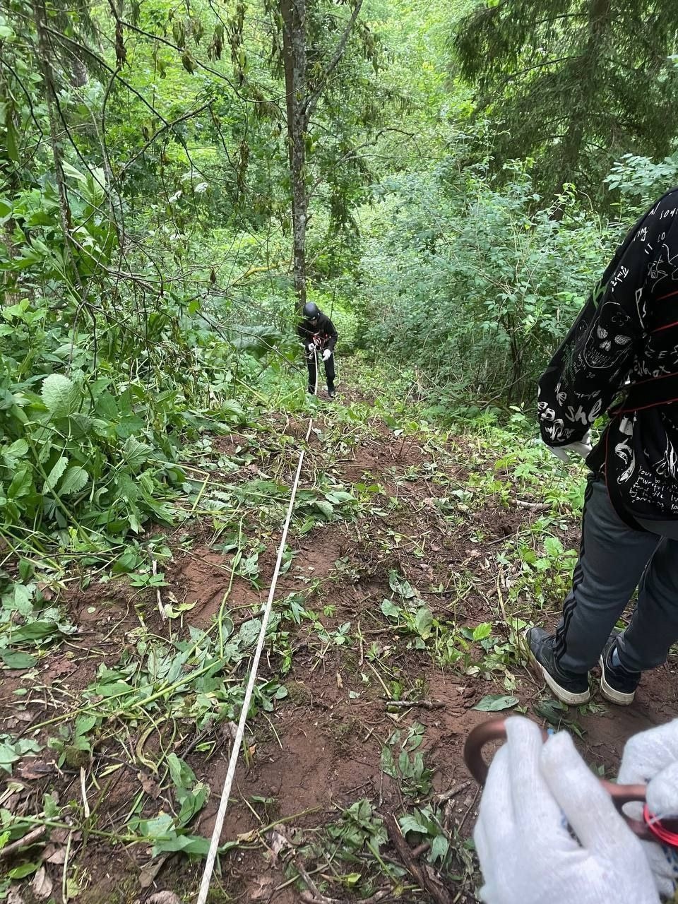 В Андреапольском округе школьники отработали навыки спуска и подъема на веревках