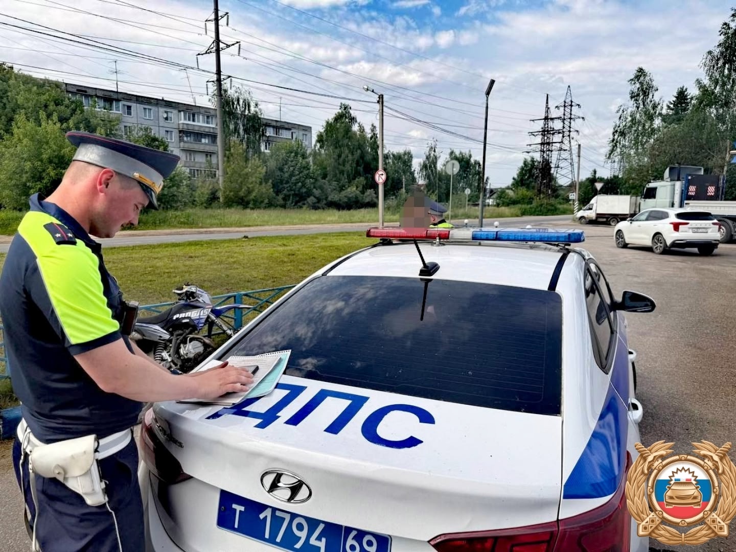 На дороге в Твери остановили очередного несовершеннолетнего на питбайке