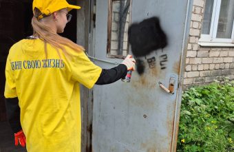 В Тверской области волонтеры убрали опасную рекламу со стен