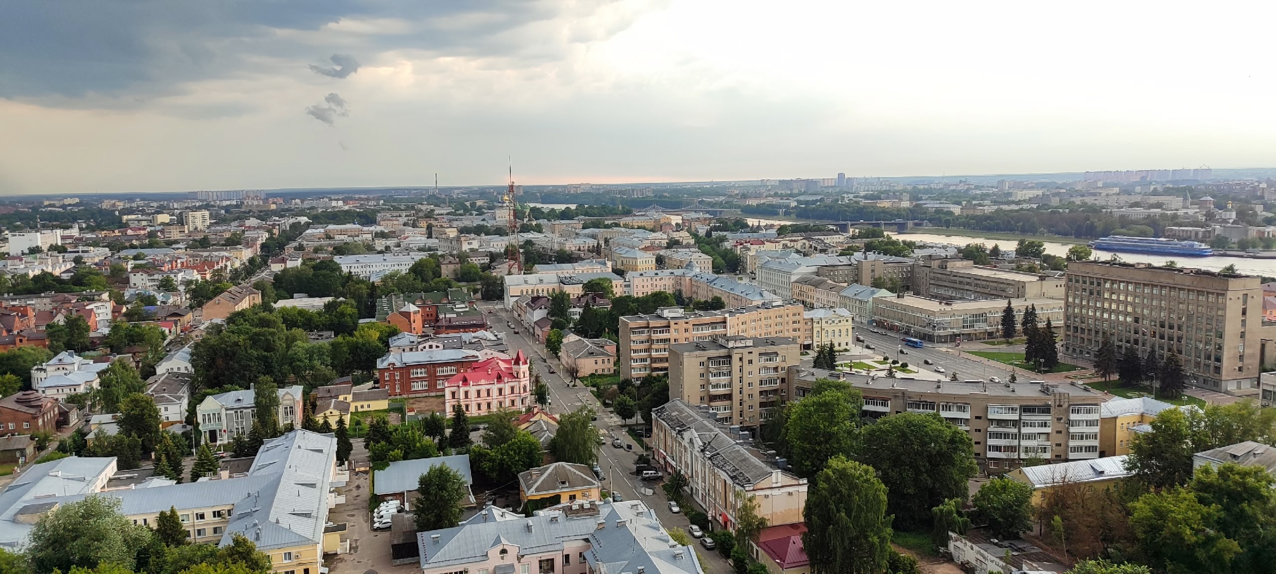 В Твери сняли с высоты приближающуюся грозу