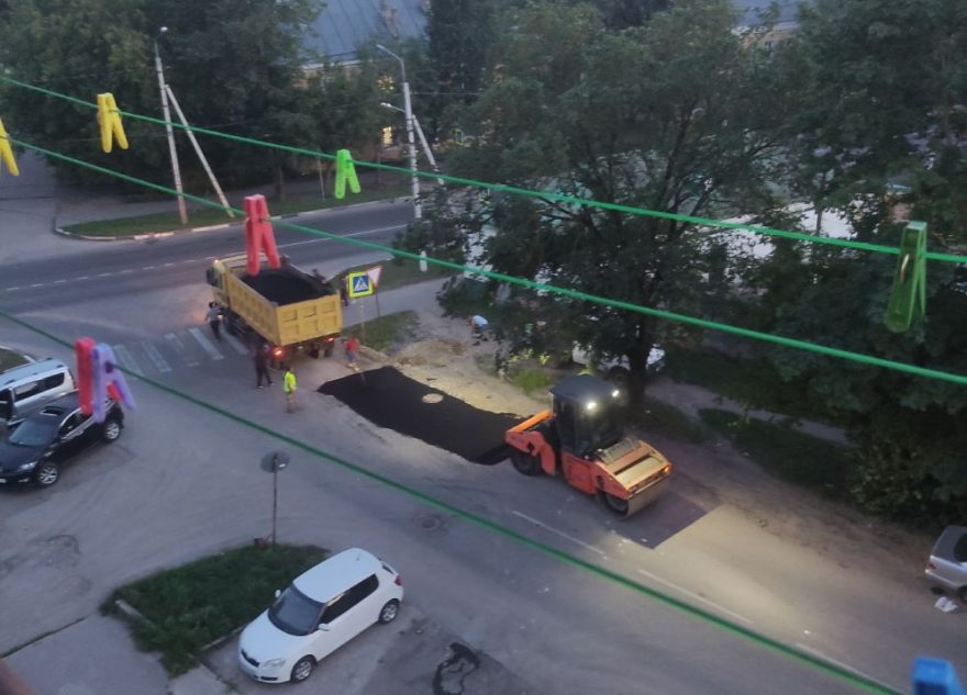 В Тверской области дороги ремонтируют под покровом ночи