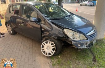 В Твери нарушитель на "Танке" запустил легковушку в здание В Твери нарушитель на "Танке" запустил легковушку в здание