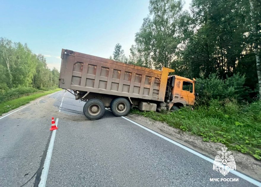 Водитель ВАЗа погиб в лобовом столкновении с самосвалом в Тверской области погиб