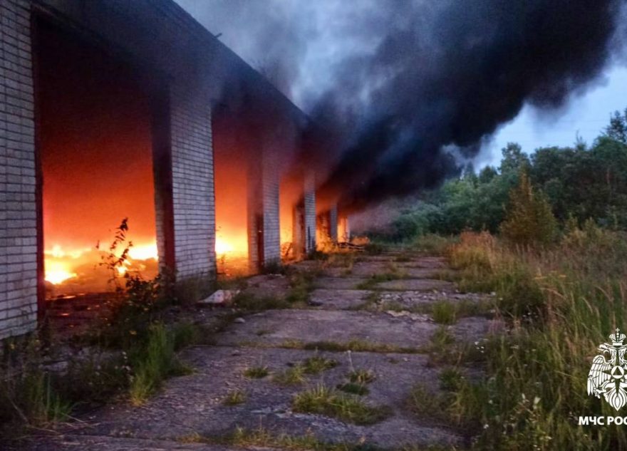 В Твери пожарные тушат загоревшийся мусор