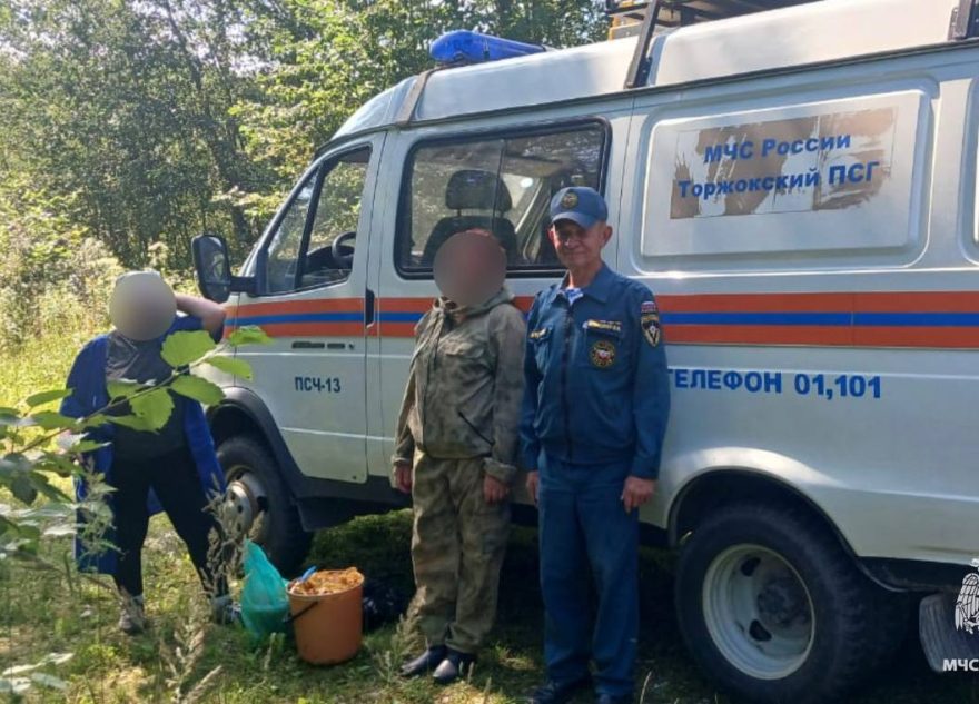 В Тверской области спасатели вывели из леса заблудившихся женщин заблудившихся