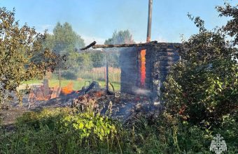 Пожар под Тверью уничтожил хозяйственное строение уничтожил