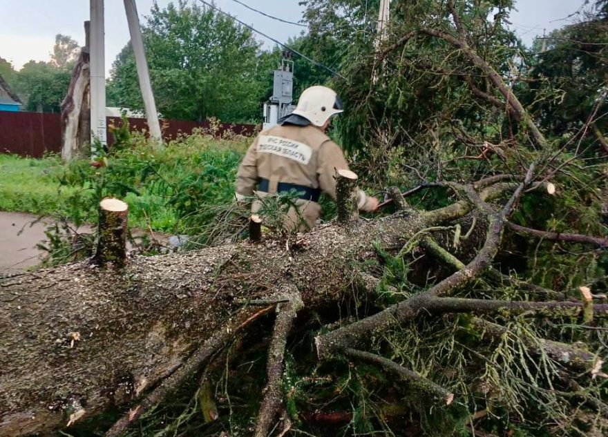 Последствия урагана в Тверской области ликвидируют спасатели Последствия урагана в Тверской области ликвидируют спасатели