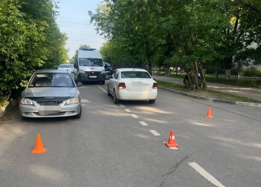 В Твери машина сбила ребенка, который вырвался у мамы из рук сбила