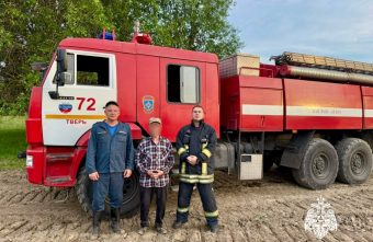 Тверские спасатели и волонтеры вывели из леса заблудившегося грибника грибника