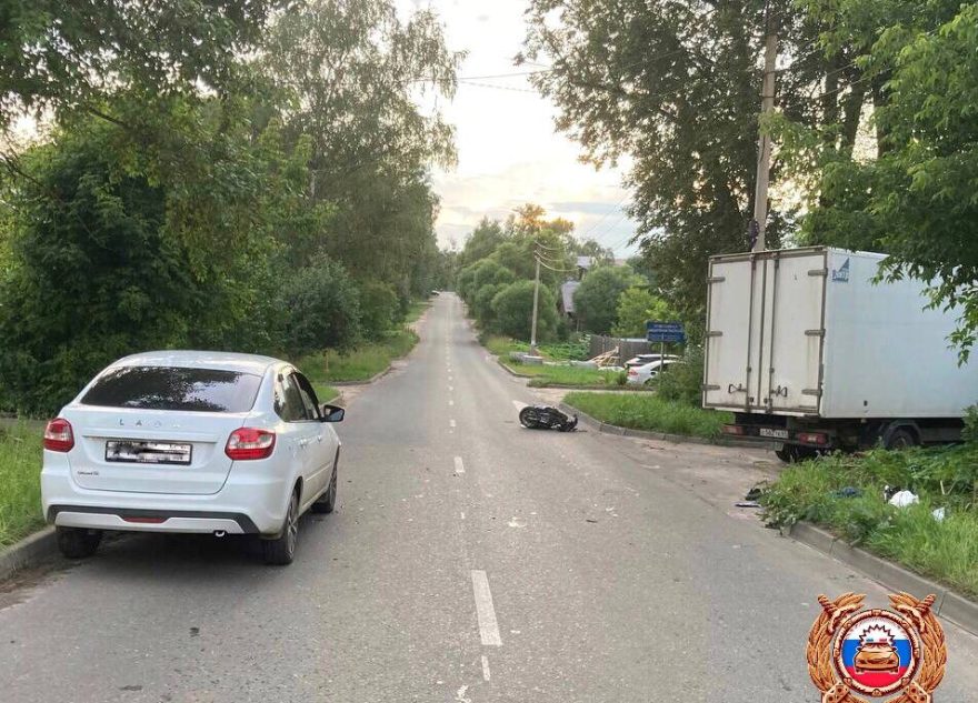 Скутериста-нарушителя госпитализировали в больницу после ДТП в Тверской области скутериста