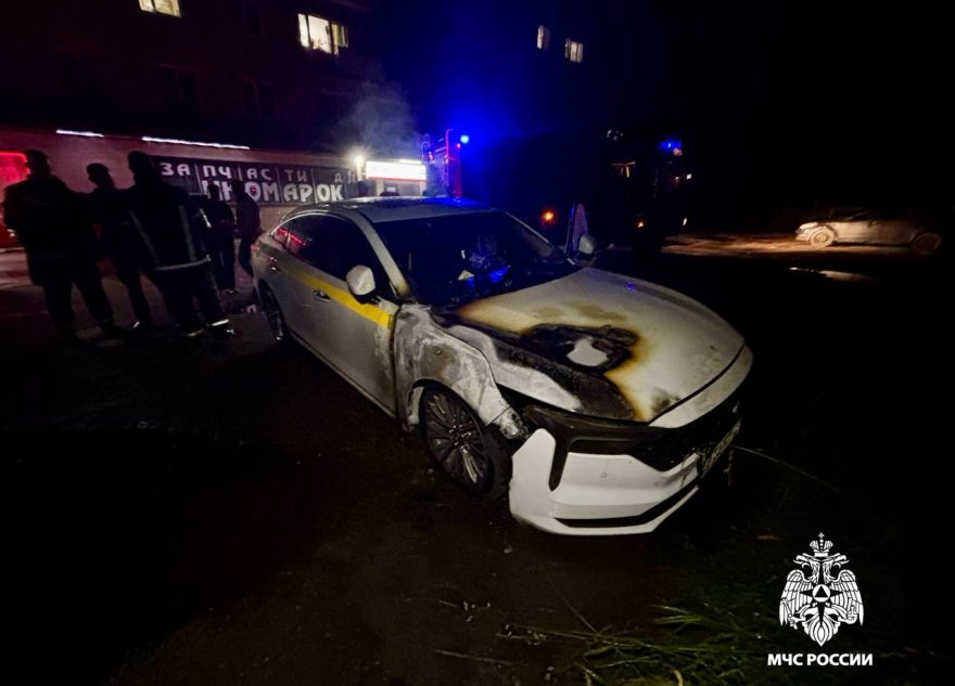 В Тверской области пожарные спасли «легковушку» от полного уничтожения