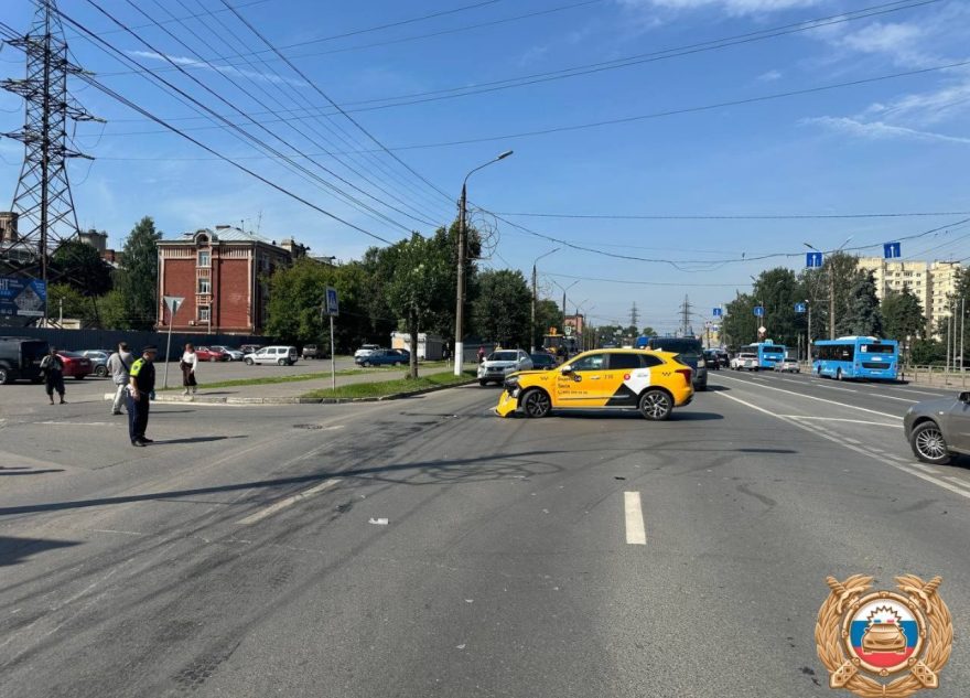 Мотоциклиста госпитализировали в больницу после тройного ДТП в Твери мотоцикл