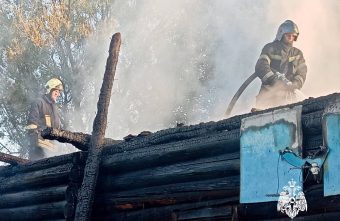 Заброшенное здание сгорело в деревне под Тверью сгорело