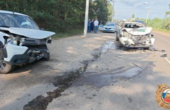 LADA и Nissan столкнулись в Твери из-за неудачного обгона LADA