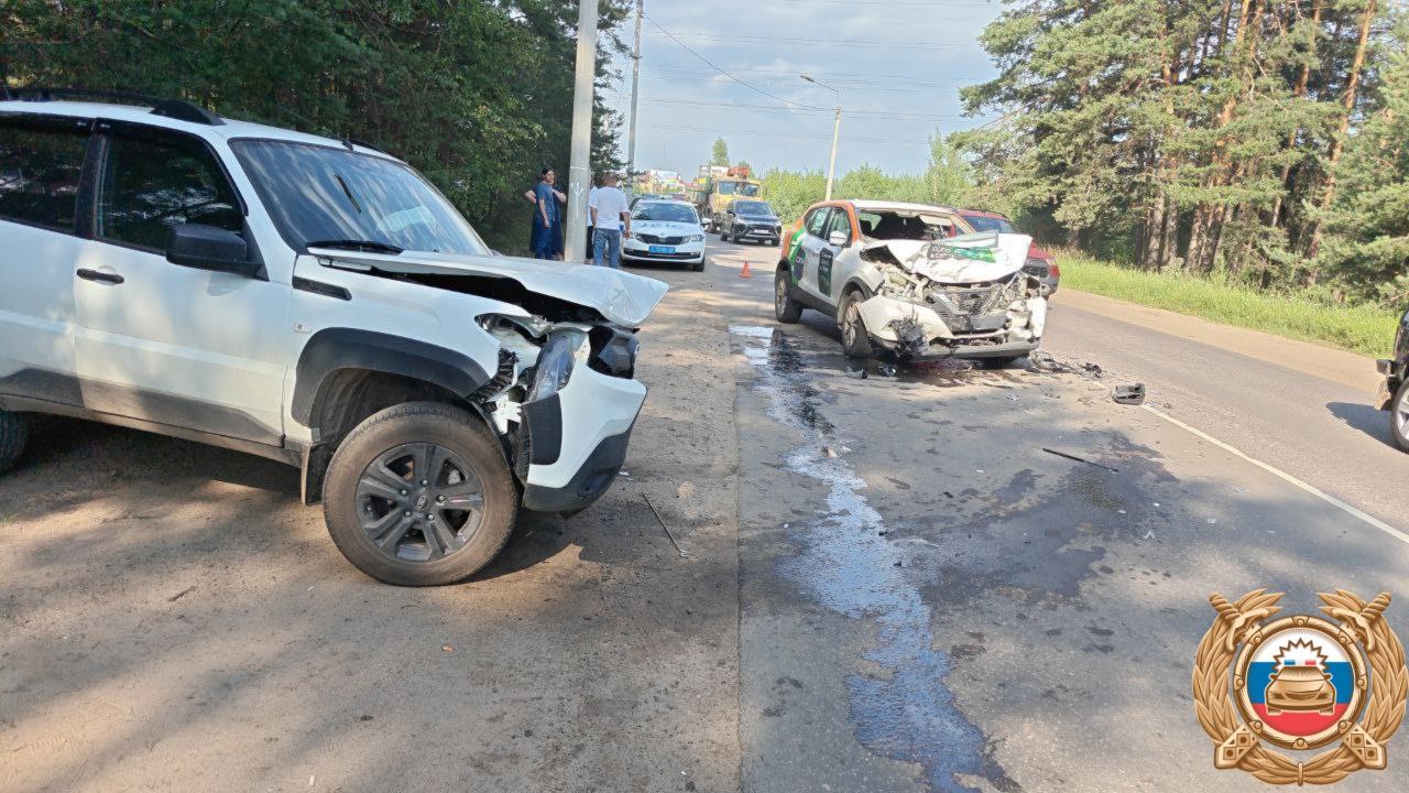 LADA и Nissan столкнулись в Твери из-за неудачного обгона