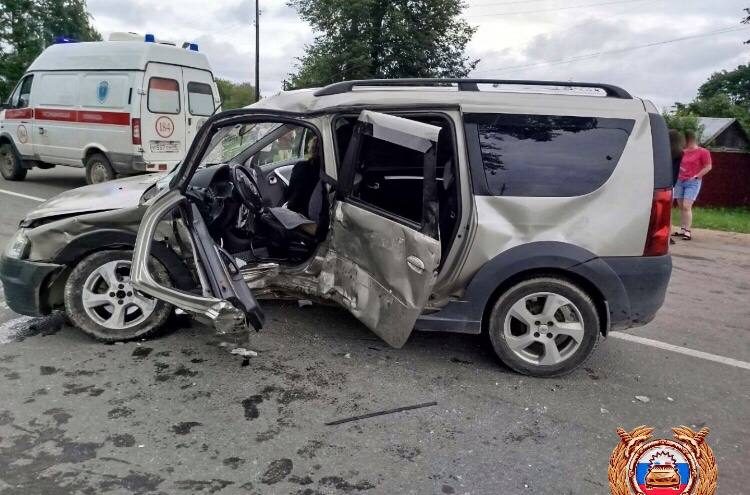 Четверо пострадавших: в Тверской области столкнулись Largus и Mitsubishi четыре