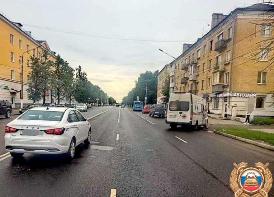 В Твери доставили в больницу мужчину, который решил перебежать дорогу перебежать
