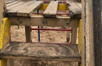 В Тверской области ребенок получил травму на аварийной детской площадке ребенок