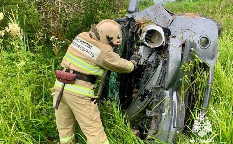 Nissan "улетел" в кювет и опрокинулся в Тверской области