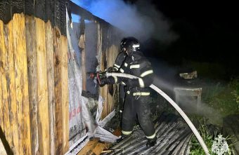 Огонь уничтожил баню в селе под Тверью Огонь