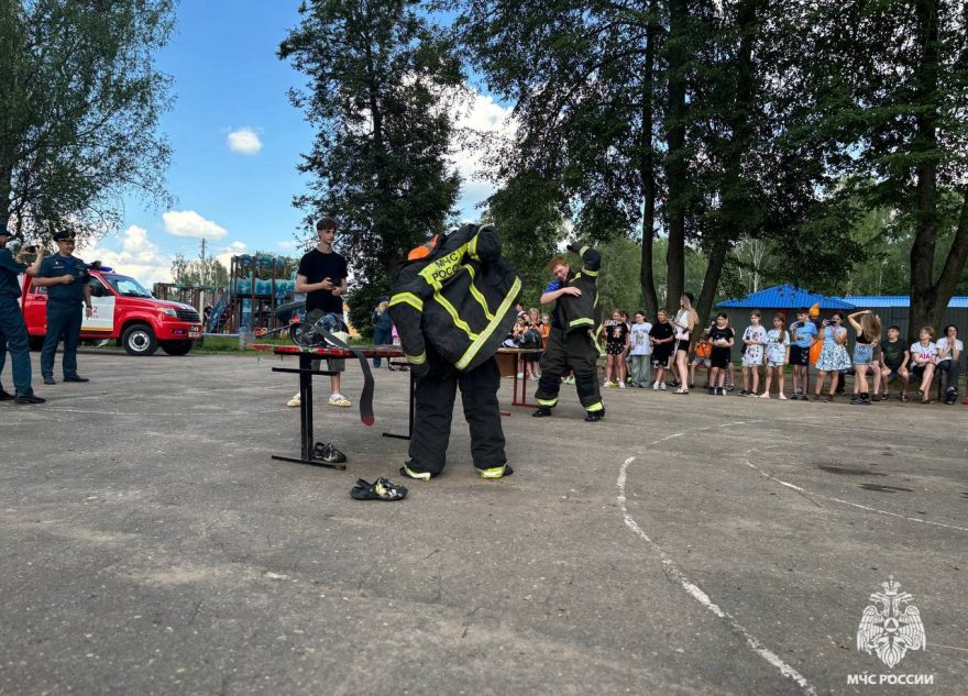 Ржевские спасатели побывали в гостях у детского лагеря