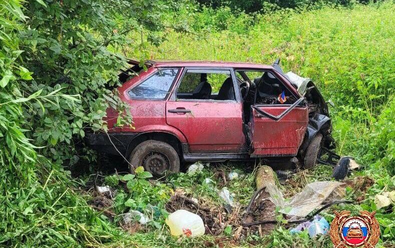 В Тверской области пострадали водитель и пассажирка ВАЗа, оказавшегося в кювете пострадали
