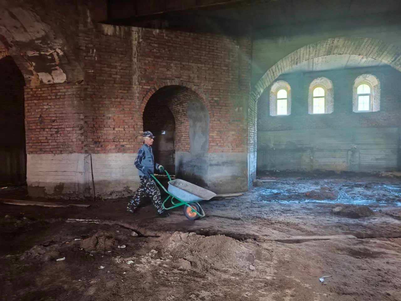 В Тверской области вандалы разрушают храм, который строят жители