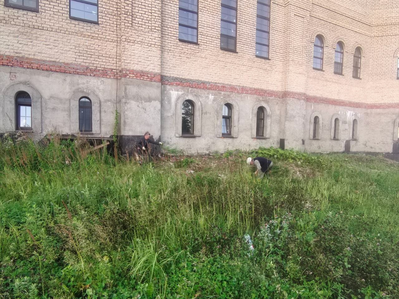 В Тверской области вандалы разрушают храм, который строят жители