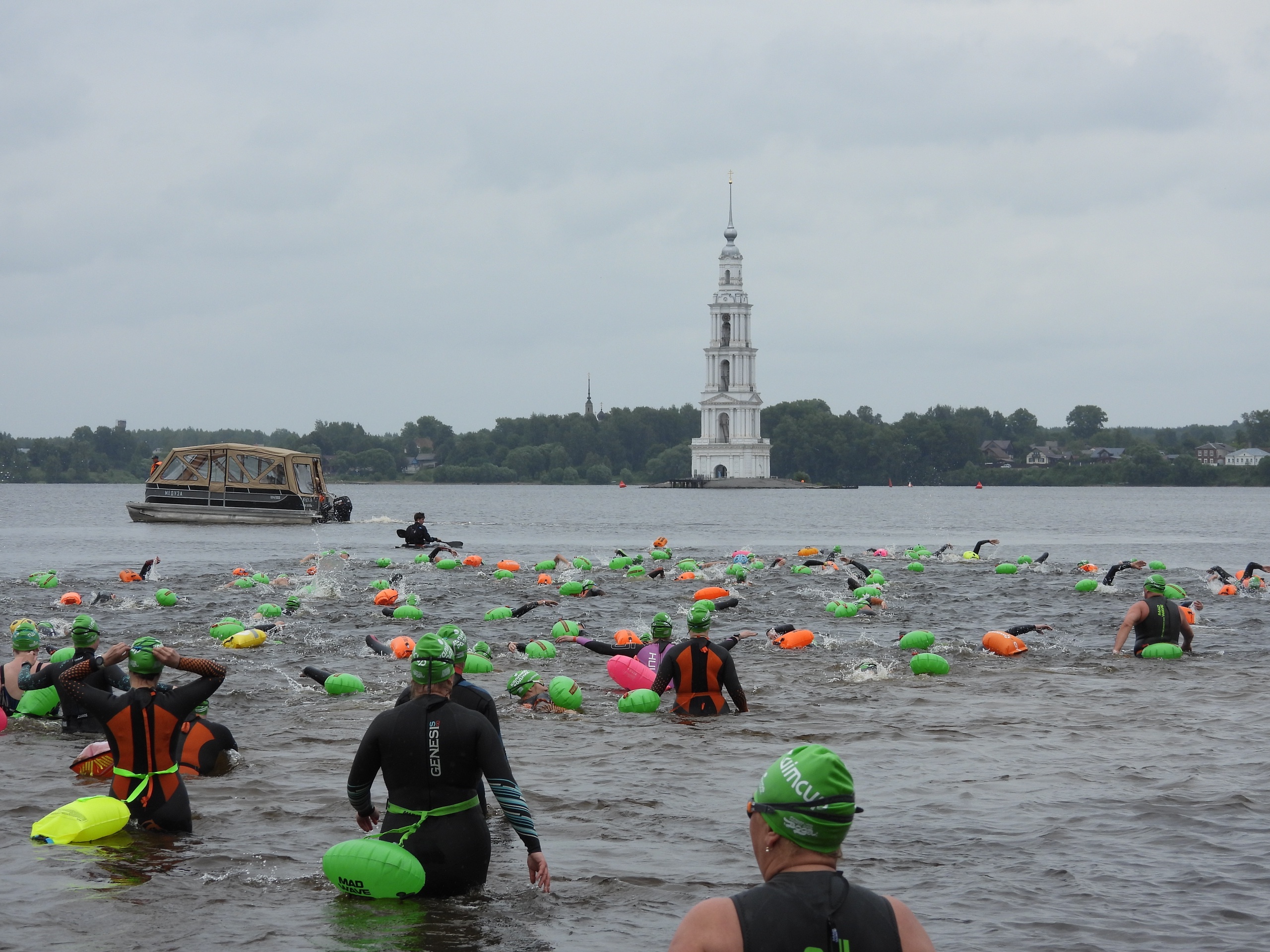 Холодная вода не оставила участников заплывов в открытой воде в Тверской области