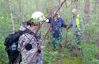 Поисковики Тверской области вывели пожилую женщину из леса спустя сутки поисковики