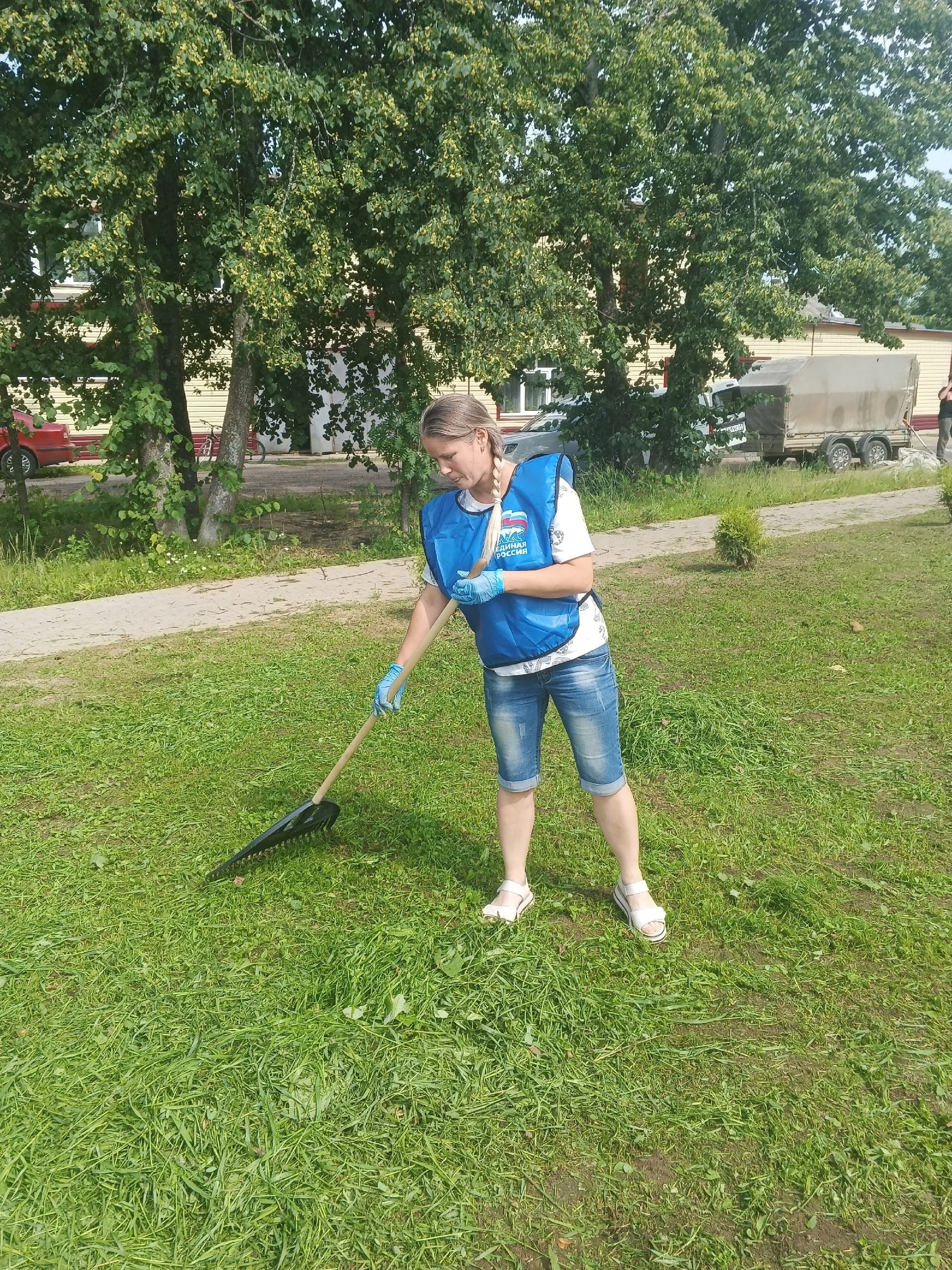В Сонково прошел субботник в парке Победы