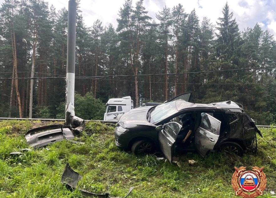 На трассе в Тверской области водитель кроссовера погиб в ДТП кроссовера