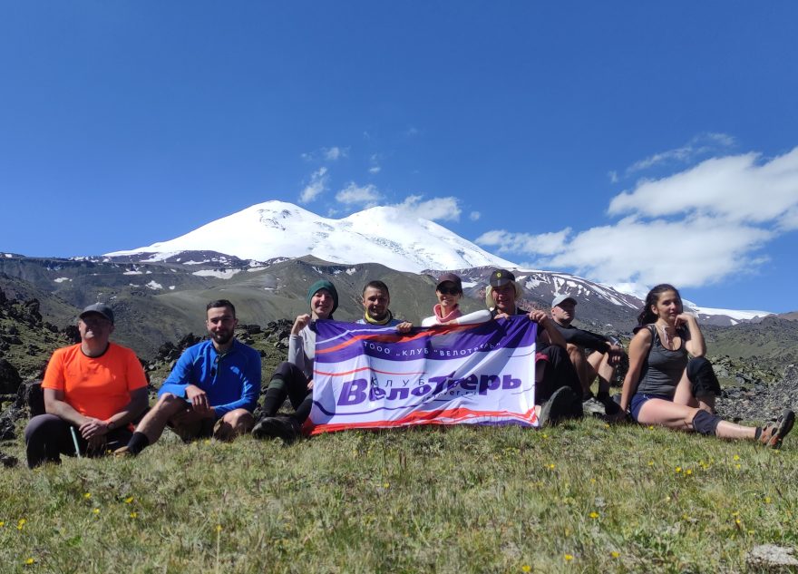 Флаг клуба «ВелоТверь» развернули на вершине Эльбруса флаг