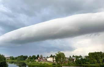Жители Тверской области сфотографировали очень редкие облака облака
