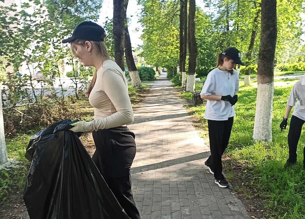 Активисты Молодежного центра города Бологое провели масштабную уборку