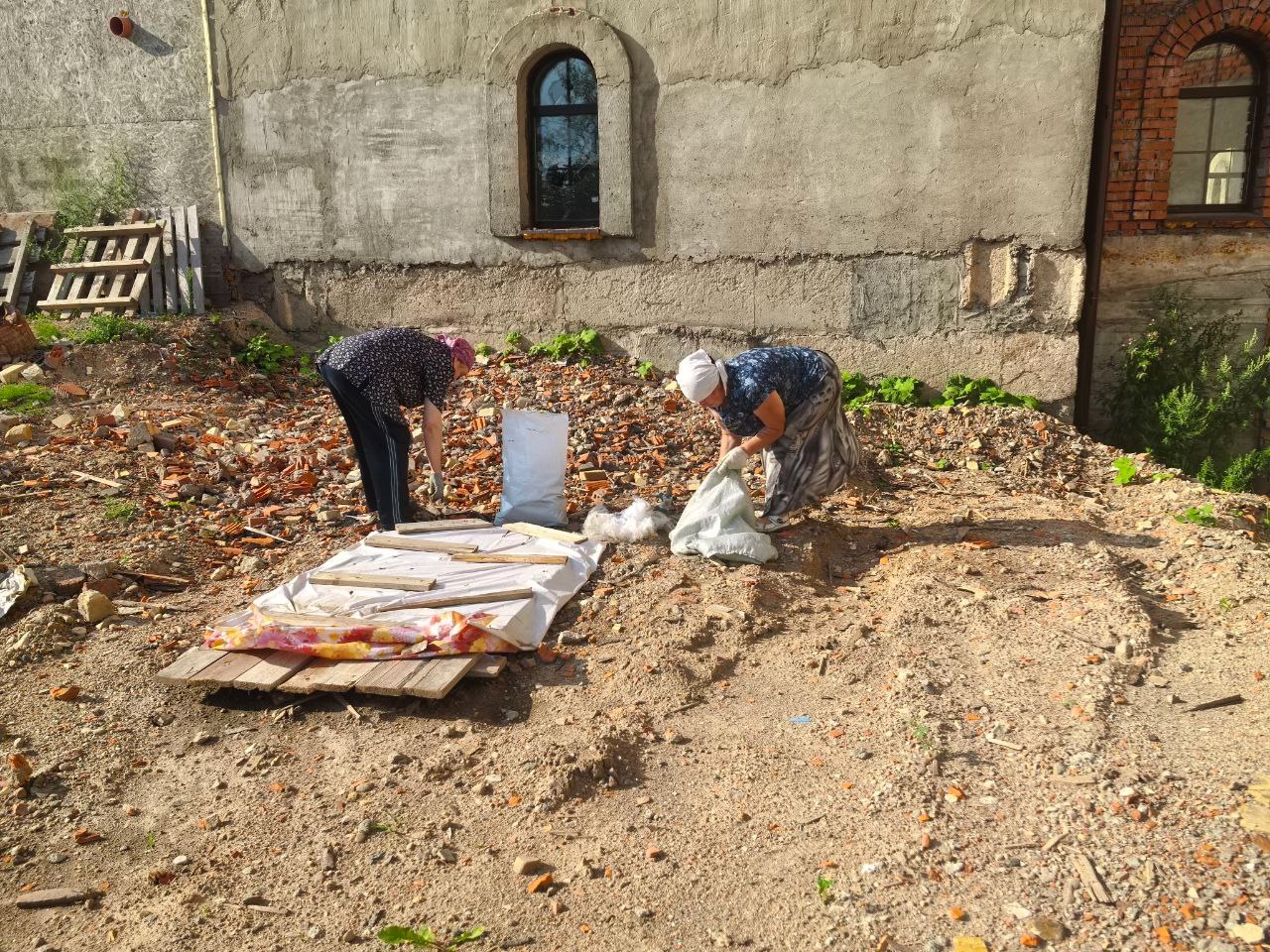 В Тверской области вандалы разрушают храм, который строят жители