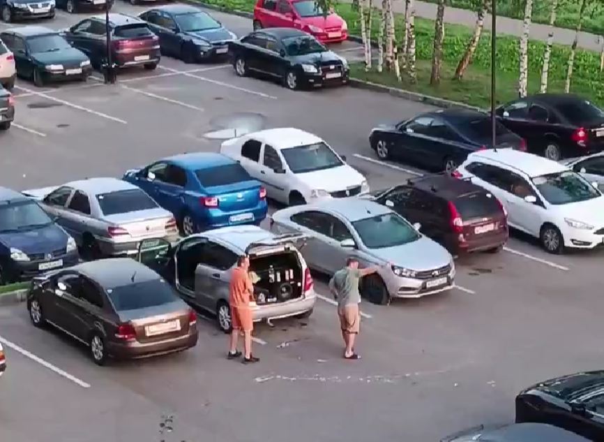 Ночью в Твери автомобилисты будили жильцов и поливали парковку пивом парковку
