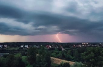 МЧС предупреждает: в ближайшие часы Тверскую область накроют ливни и грозы ливни